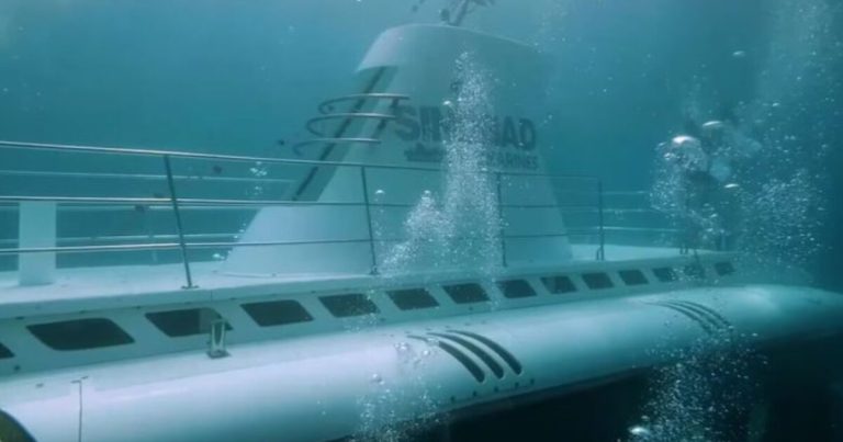 Mueren turistas rusos tras hundirse submarino en Egipto