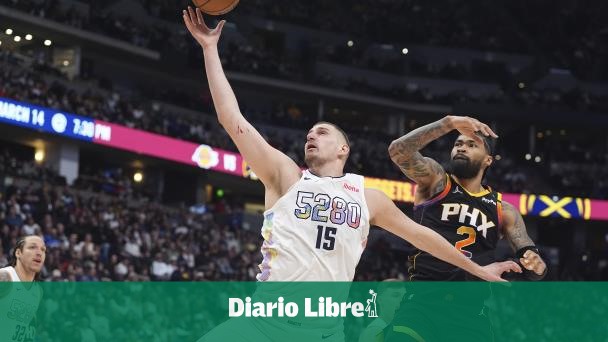 Nikola Jokic suma 31 puntos, 22 asistencias y 21 rebotes