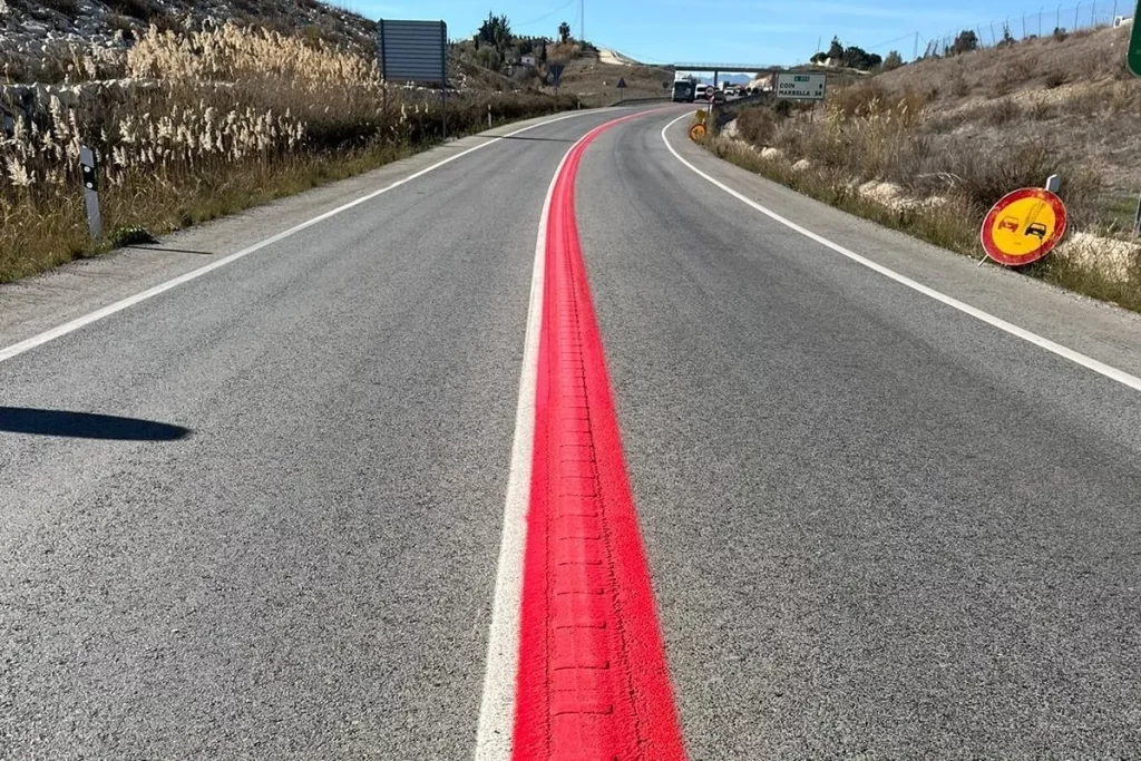 Nuevas líneas rojas en la carretera: qué significan y qué multa conlleva traspasarlas