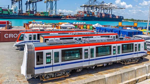 Opret informa que cada mes llegará al país un tren con tres vagones