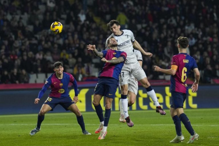 Osasuna estudia impugnar el partido contra el Barça por alineación indebida de Iñigo Martínez