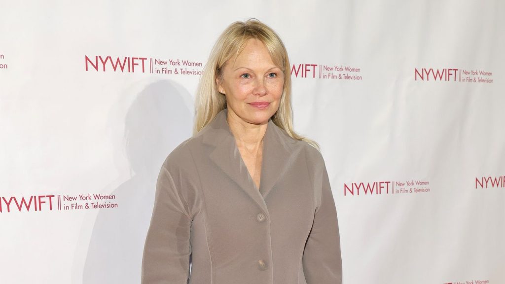 Pamela Anderson deslumbra a cara lavada con un 'look' que desafía la sastrería