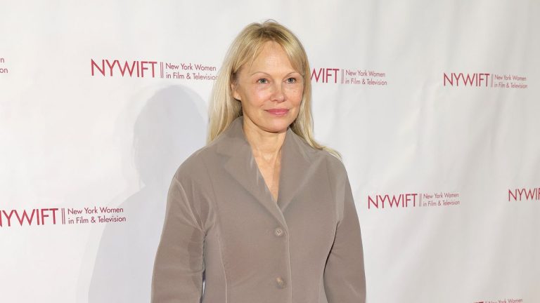 Pamela Anderson deslumbra a cara lavada con un 'look' que desafía la sastrería