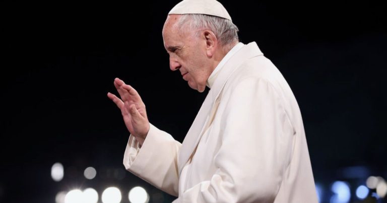 Papa Francisco está fuera de estado crítico pero permanece hospitalizado