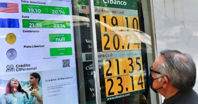 Peso retrocede a la espera de noticias de aranceles