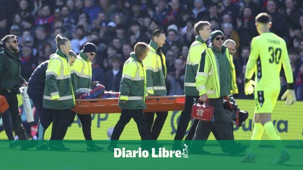 Portero del Millwall expulsado por patear a jugador en la Copa FA