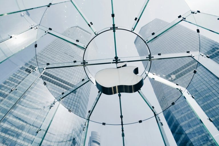 Qué fue de Ronald Wayne, el “desconocido” fundador de Apple que renunció a una enorme potencial fortuna por 800 dólares