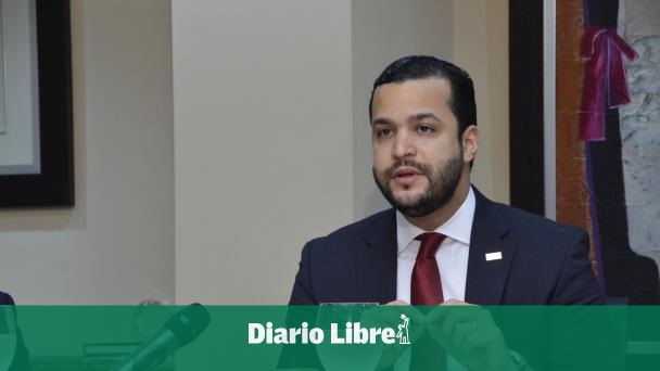 Rafael Paz denuncia robo de retrovisores de su vehículo