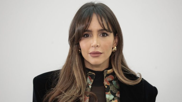 Rocío Osorno crea un vestido de lunares para las que no irán de flamenca en la Feria de Abril 2025