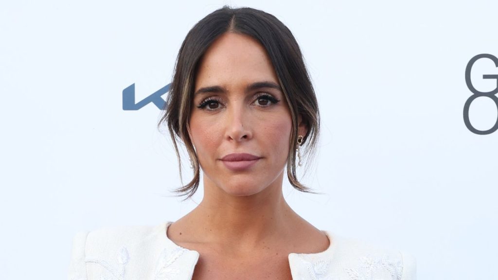Rocío Osorno y el bolso de fiesta plateado de Parfois a menos de 50€