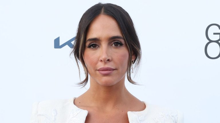 Rocío Osorno y el bolso de fiesta plateado de Parfois a menos de 50€