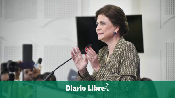 Senador de Santiago edita ejemplares de bolsillo de la Constitución