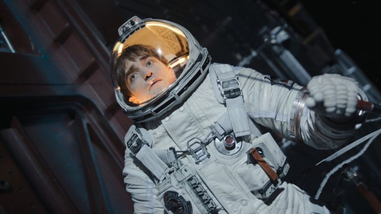Si ‘Mickey 17’ te ha gustado, esta es la película con Robert Pattinson en el espacio que no deberías perderte