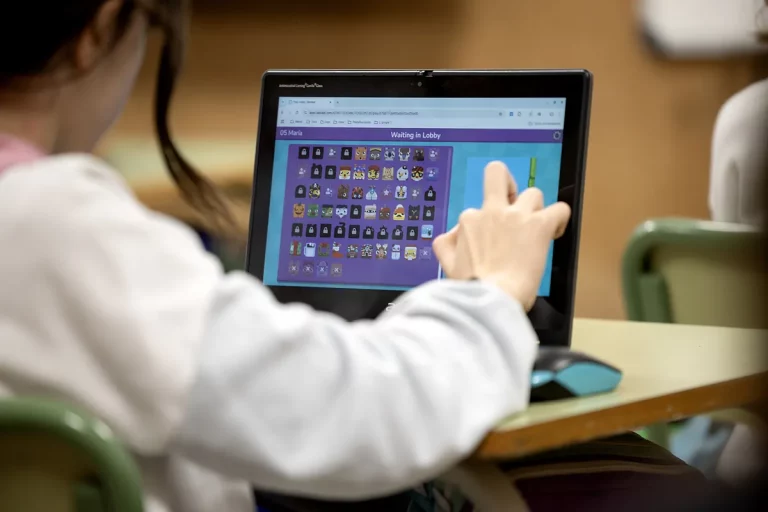 Siete autonomías regularán el uso de las pantallas en los colegios: más papel, menos horas y una reflexión sobre hacer los deberes con el ordenador