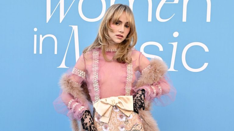 Suki Waterhouse y el viaje en el tiempo a través de su estilismo firmado por Valentino