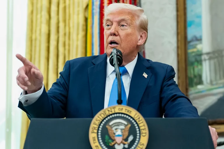 Trump dice que "se enfadó mucho" con Putin y amenaza con nuevos aranceles a Rusia