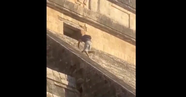 Turista alemán sube a pirámide en Chichén Itzá y es golpeado al bajar