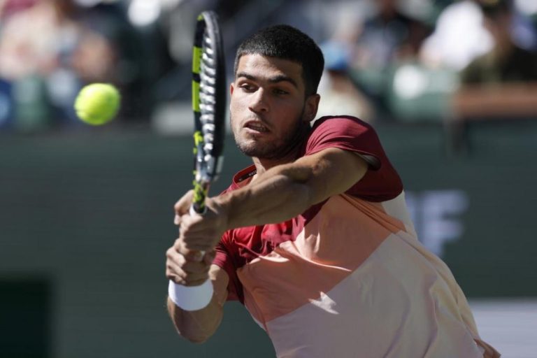 Un Alcaraz muy centrado no deja espacio a Shapovalov