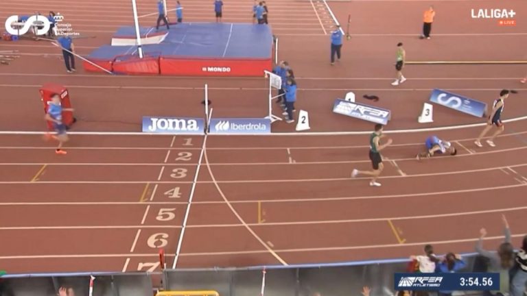 Un atleta de 1.500, descalificado tras empujar a un rival en la meta del Nacional sub-20