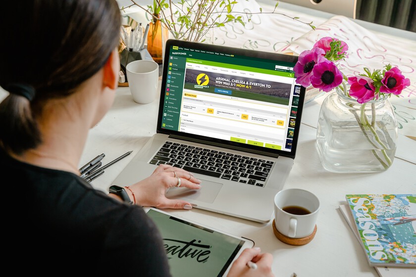 Una jardinera ganó más de millón de euros en una web. Tras alegar que era un bug, solo le pagaron 20.000. Ahora la justicia le da la razón