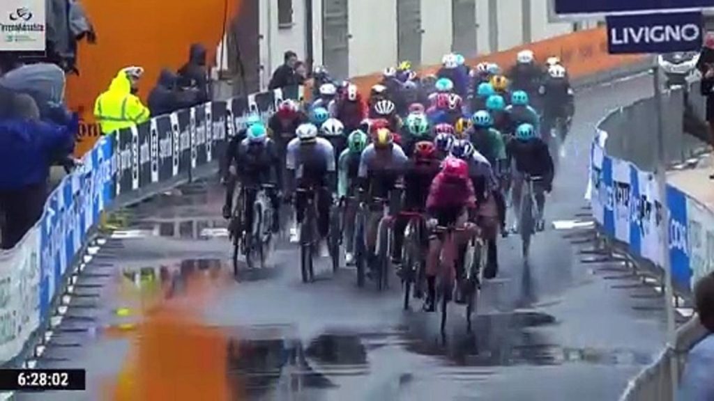 Vendrame triunfa en medio del caos de la Tirreno: Adrià y Aranburu, entre los mejores