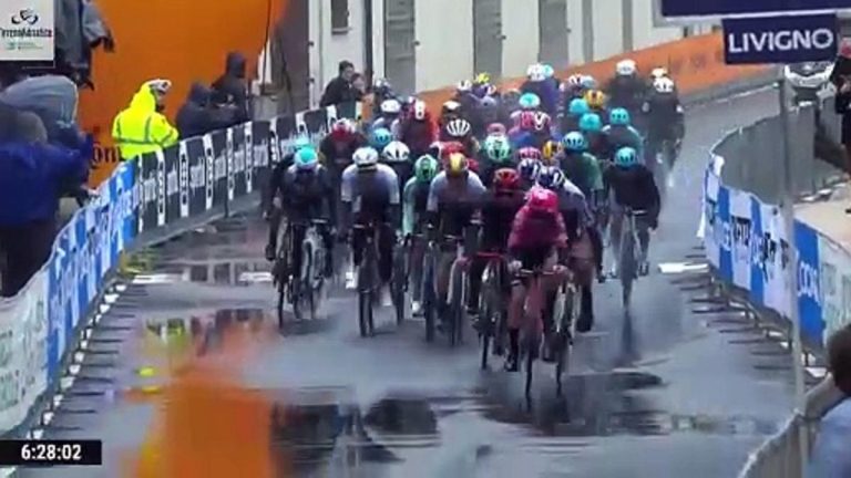 Vendrame triunfa en medio del caos de la Tirreno: Adrià y Aranburu, entre los mejores