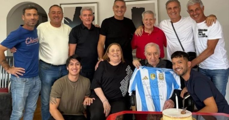 Video: la visita de los campeones del 86 a Bilardo en el día de su cumpleaños :: Olé