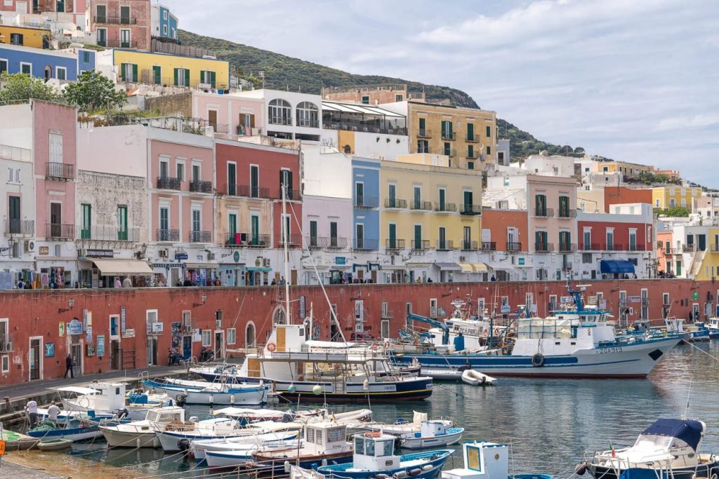 los sueños isleños de Italia en tonos pastel y azul celeste • Actualidad • Forbes México