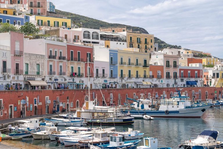 los sueños isleños de Italia en tonos pastel y azul celeste • Actualidad • Forbes México