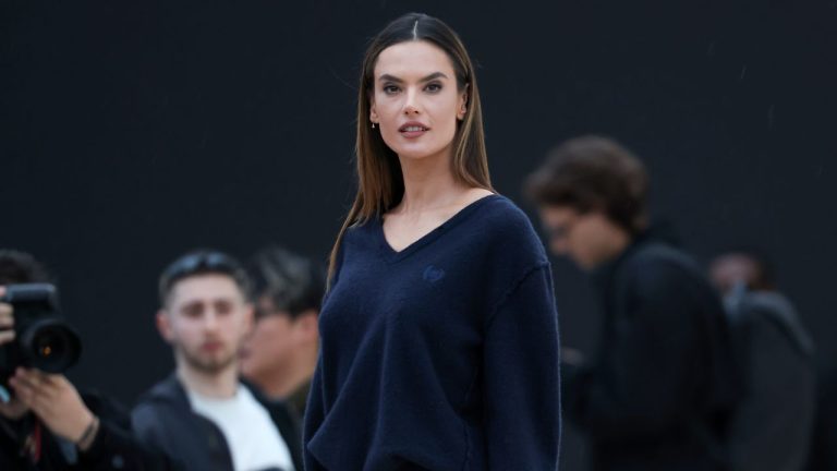 ¿Los pantalones más atrevidos de la Semana de la Moda de París? Los llevó Alessandra Ambrosio al desfile de Balenciaga
