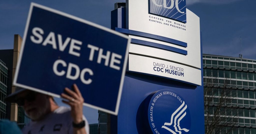 Trump sigue con despidos masivos y recorta a 10,000 empleados del Departamento de Salud