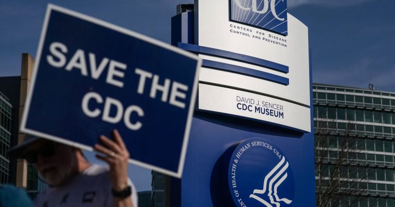 Trump sigue con despidos masivos y recorta a 10,000 empleados del Departamento de Salud