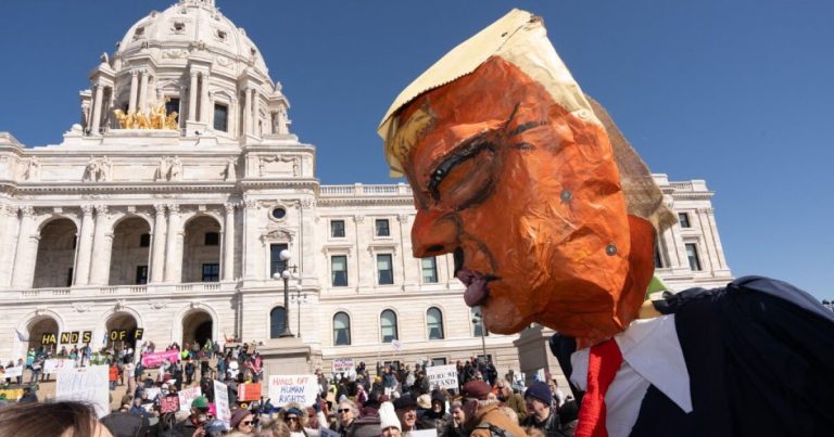 Manifestantes contra Trump y Musk: "Detengan el mal"