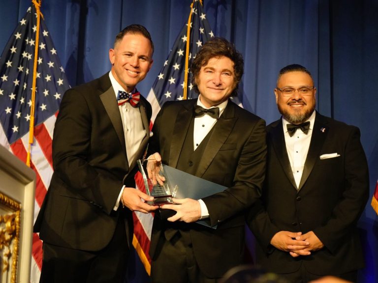 El organizador de la gala en Mar-a-Lago aseguró que Milei no vio a Trump porque "optó por abandonar el evento"