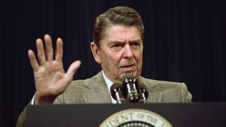 China critica los aranceles de Trump citando a Reagan