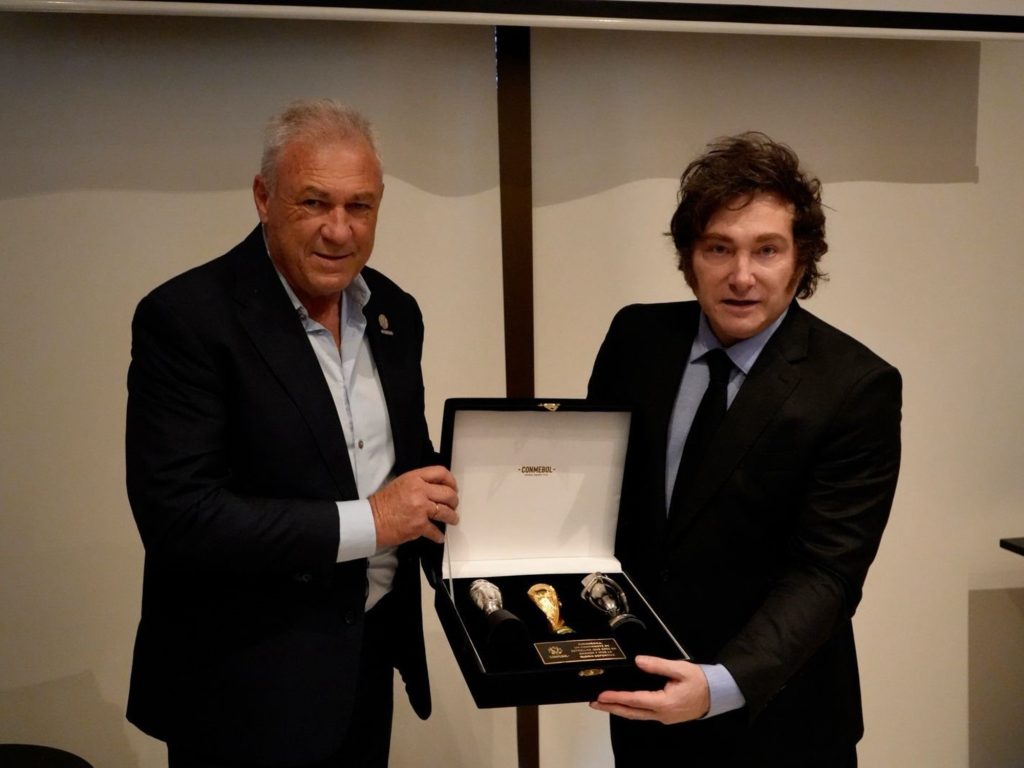 Javier Milei visitó la Conmebol y se reunió con un campeón del mundo