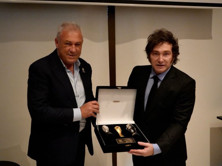Javier Milei visitó la Conmebol y se reunió con un campeón del mundo