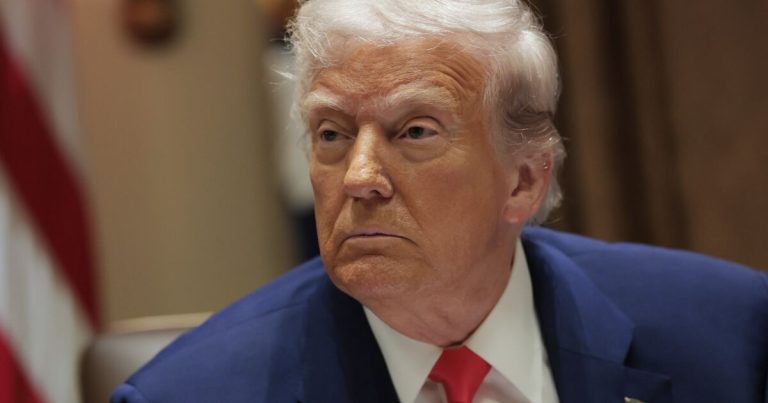 Trump revoca permisos y bloquea beneficios a migrantes legales