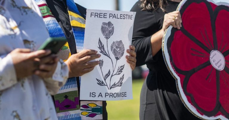 Juez autoriza deportación de activista propalestino tras protestas en EU
