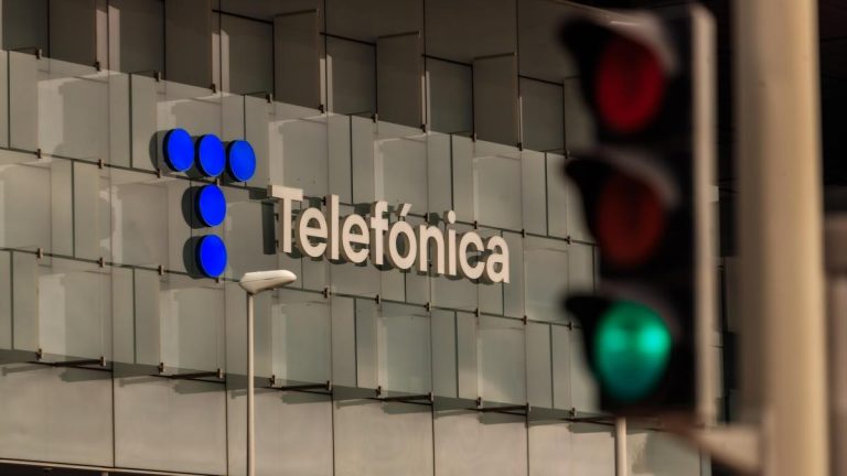 Telefónica vende su negocio en Perú por 900.000 euros