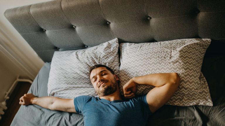 6 Fragancias para dormir mejor, según la ciencia
