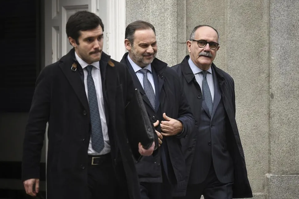 Ábalos, a Koldo sobre la conexión ilegal de electricidad en el chalé de La Alcaidesa: "Luz enganchada. 200 euros. Hay que reanudar el servicio si no la multa puede ser de 6.000"