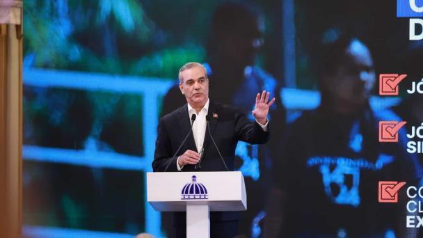 Abinader dirige La Semanal con la Prensa