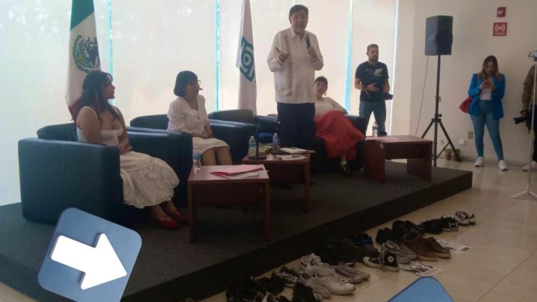 Alumnos del CIDE protestan contra Noroña con zapatos por caso Teuchitlán • Forbes Política • Forbes México