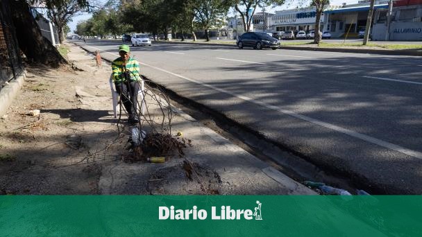 Caminar con cuidado por la acera de la avenida Luperón