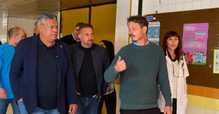 Chiqui Tapia estuvo en Bahía Blanca para entregar el dinero recaudado para el Hospital Penna :: Olé