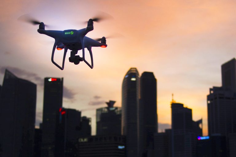 Volar un dron en ciudad