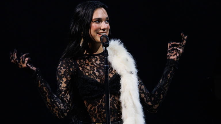 Dua Lipa se despide de la primera etapa del Radical Optimism tour con un custom made de Chanel