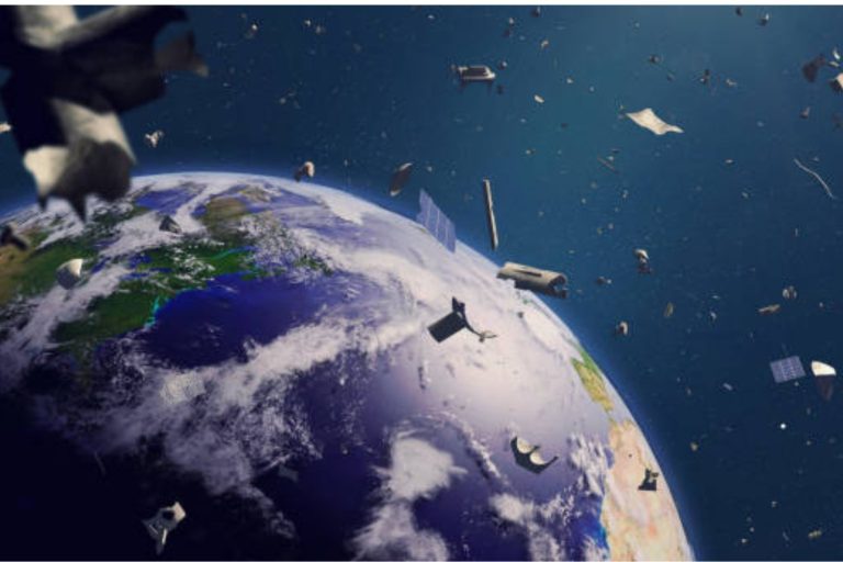 96 bolsas olvidadas en la Luna: el nuevo reto de la NASA para limpiar y reciclar en el espacio
