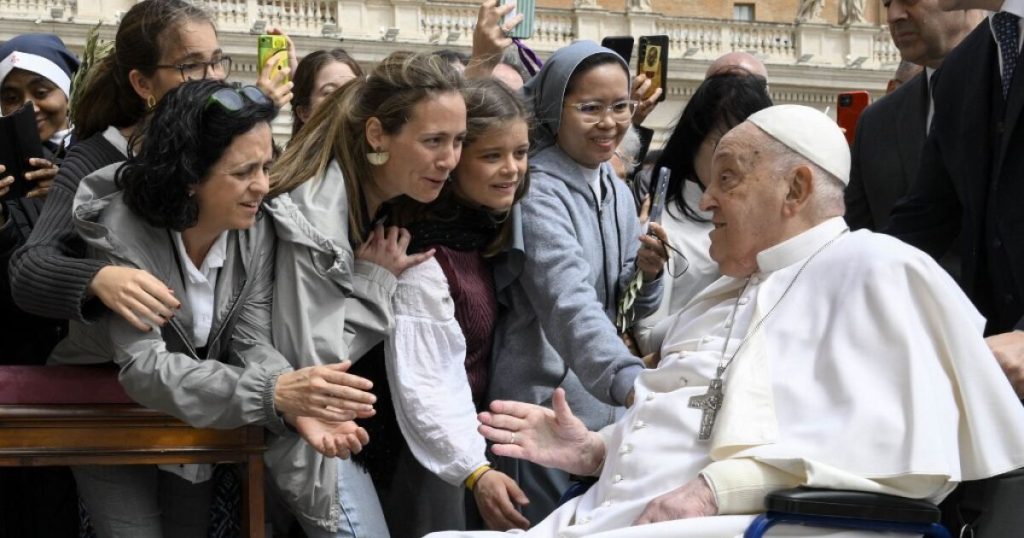 El papa Francisco sorprende con una aparición en la Plaza de San Pedro